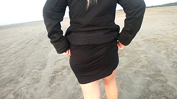 Gostosa caminha de calcinha fode na praia por dinheiro