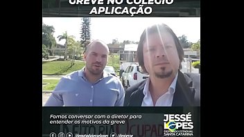 Deputado safado tentando fuder um col&eacute_gio inteiro junto com seu amigo virgem