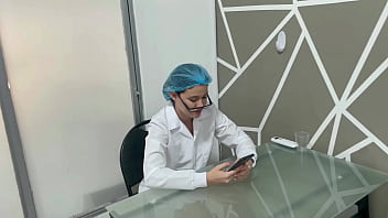 voy donde la doctora que me dol&iacute_a mucho la pija me hace un buen masaje.