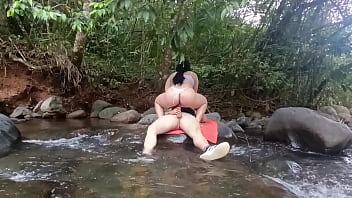 me encuentran en el r&iacute_o y me FOLLAN EL CULO .. SEXO EN BOSQUE alexachris20