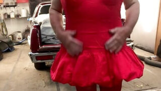 Büyük bedenli Amerikalı transvestit erkekler, iç çamaşırı, çorap, yüksek topuklu ayakkabı giyerek anal yoldan ilişkiye giriyorlar.