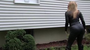 Kinky woman caught a blonde burglar and had some fun with her, using ropes and handcuffs