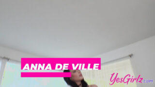 Nagy seggű ribanc hálós fürdőkádban extrém durva ökölbaszást és anális kefélést végez hanyag szopás után