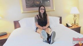 akira shell poses & lets philly jhon touch & lick her sexy feet!