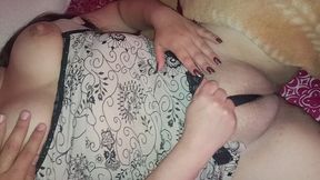 asi se despierta la zorra de mi madrastra todas las mananas!! es una puta!!