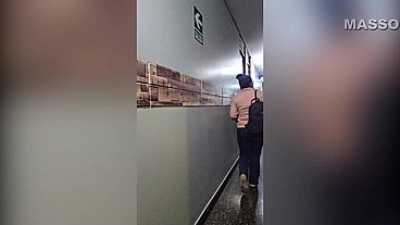 Cogida caliente con coño peludo: Estudiante universitaria cachonda recibe verga del profesor luego de salir de clases a cambio de aprobar el examen.
