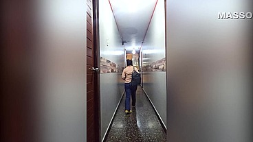 Cogida caliente con coño peludo: Estudiante universitaria cachonda recibe verga del profesor luego de salir de clases a cambio de aprobar el examen.