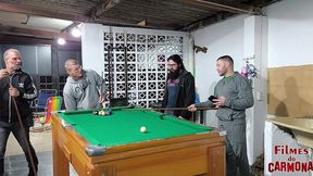 4 heteros jogando bilhar pelados
