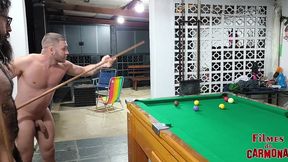 4 heteros jogando bilhar pelados
