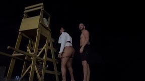 fomos procurar aventura na praia e transamos na base do salva - vidas... sera que fomos flagrados?