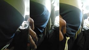 peguei o onibus para trabalhar de manha e o cara foi rosano o pau no meu braco.