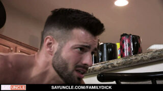 Mamada, mano, a pelo, viejo y joven, viejo, papá – Casey Everett y Lance Charger, dos jóvenes con una gran polla, se follan el culo