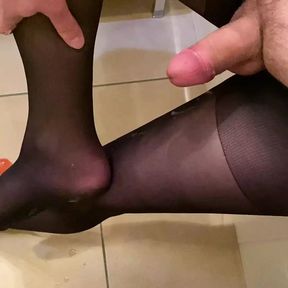 I jerk off a cock with my feet in pantyhose and I cum on my leg