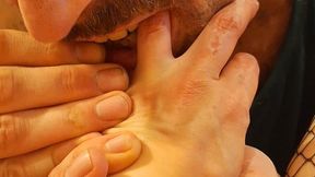 Hard Finger Biting Fetish – Intense Close Up Nibbles & Dominant Tease | Italian Mutual Desire