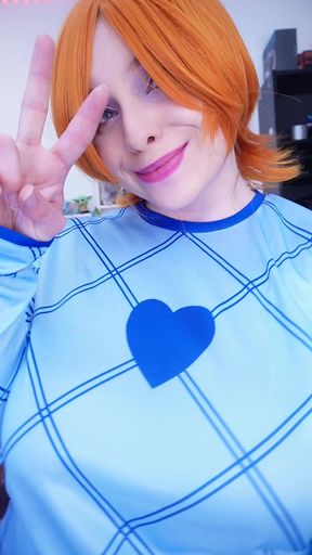 Cosplayer takes off her costume for a surprise reveal