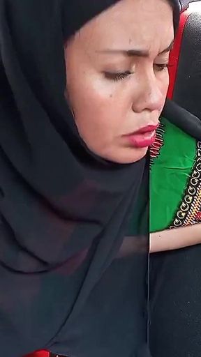 Indian Woman Wearing Hijab Had Sex in Car