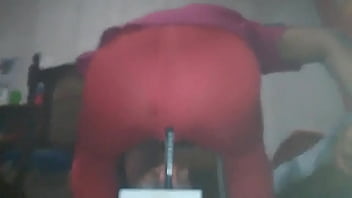 Sumiso se sienta sobre un dildo anal a trav&eacute_s de calza rosa y tanga (anal through clothes)