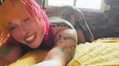 Tattooed goth girl screams as her pussy gets licked to a screaming orgasm