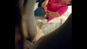 Gorda orinando en ba&ntilde_o publico