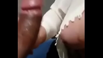 Vi uma trans linda fazendo check in no aeroporto aonde trabalha e logo a chamei para o banheiro.