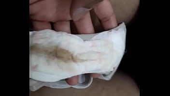 Calzon de encaje con toalla femenina usada huele muy rico