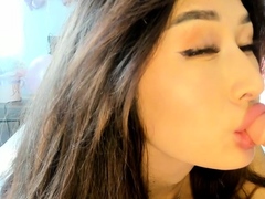 Masturbating solo babe loves her toys