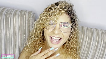 Enfiei a m&atilde_o na buceta da gostosa e ele se mijou toda