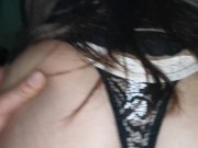 ¡Un pequeño regalo en tangas nuevas, montadas en mi pene!