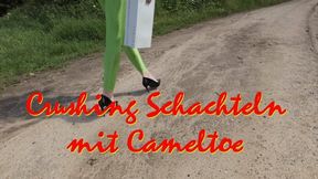 Crushing boxes in leggings and cameltoe - Kartons zertreten in Leggings und Cameltoe