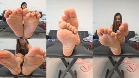 ERER's wrinkled feet rubbing together