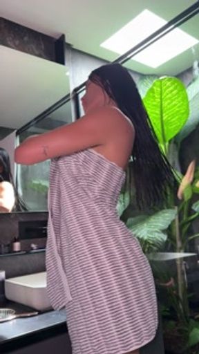 her curves without caresses are not a perfect plan in the HannaMiller´s bath´