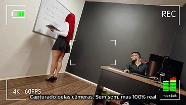 A secretária entrou só pra escrever no quadro... mas saiu de joelhos COMPLETO