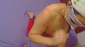 ayudante de santa cogida en ropa de trabajo celebrando navidad y fin de ano (chupa y cabalga la zorra)