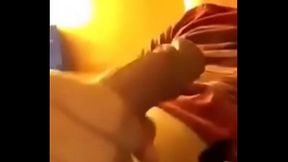 cara relaxando goxtoso com sua vara pequena