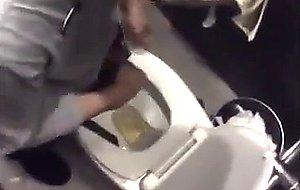 Punhetas no banheiro publico