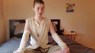 ティーンのレイのコスプレイヤーは、彼女が彼女のきついマンコに触れるのを見てほしいと望んでいます