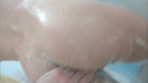 Uma safada que quer que algu&eacute_m venha tirar o sabonete todinho