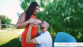 Sultry Scarlett Venom's outdoor bareback smashing