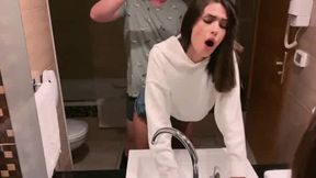 je vais la baiser dans les chiottes