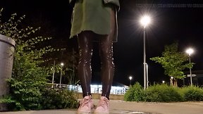 Pissing in latex pantyhose with zipper: density?
