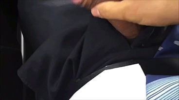 Uber - botei o pau pra fora no carro e comecei a bater punheta do lado do meu tio até fozar