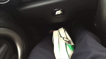 Uber - botei o pau pra fora no carro e comecei a bater punheta do lado do meu tio até fozar