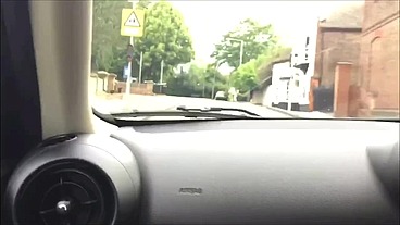 Uber - botei o pau pra fora no carro e comecei a bater punheta do lado do meu tio até fozar