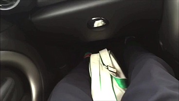 Uber - botei o pau pra fora no carro e comecei a bater punheta do lado do meu tio até fozar