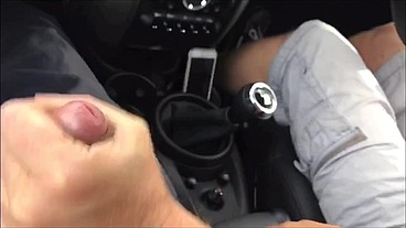 Uber - botei o pau pra fora no carro e comecei a bater punheta do lado do meu tio até fozar
