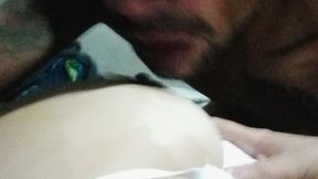 Madre y hija chupando juntos en la cama