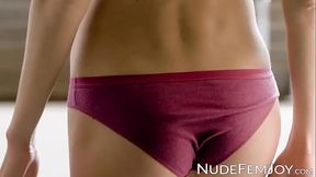 Beautiful vixen Gina Gerson gets naked and pokes fun with herself in the shower