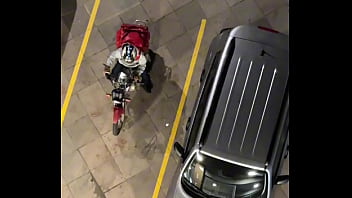 ENTREGADOR VEIO TRAZER O O LANCHE E ESTAVA DE PAU DURO, DEI UMA MANJADA E O PUTO PERGUNTOU SE EU QUERIA PEGAR. - FREE