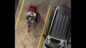 ENTREGADOR VEIO TRAZER O O LANCHE E ESTAVA DE PAU DURO, DEI UMA MANJADA E O PUTO PERGUNTOU SE EU QUERIA PEGAR. - FREE