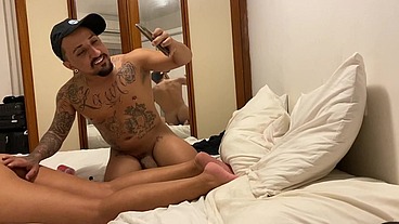 Que mulher maravilhosa linda e gostosa peguei ela de quatro e depois o meu amigo baixinho comeu ela no pelo e nós dois soltou o leitinho na boquinha dela